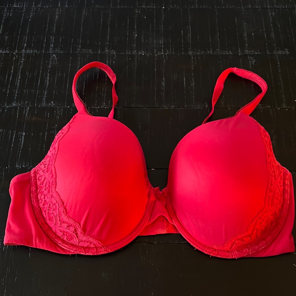Body by Victoria Lined Perfect Coverage Bra in Lipstick Red. Size 36 DD.